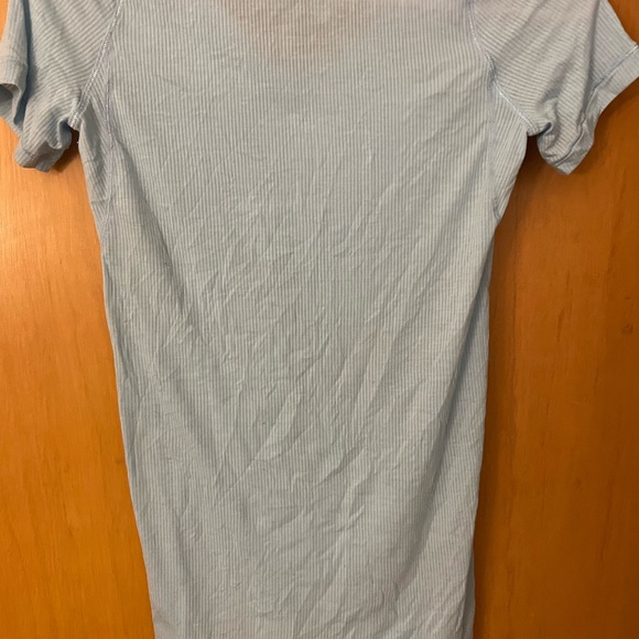Ladies light lululemon shirt sleeve top - Picture 3 of 6